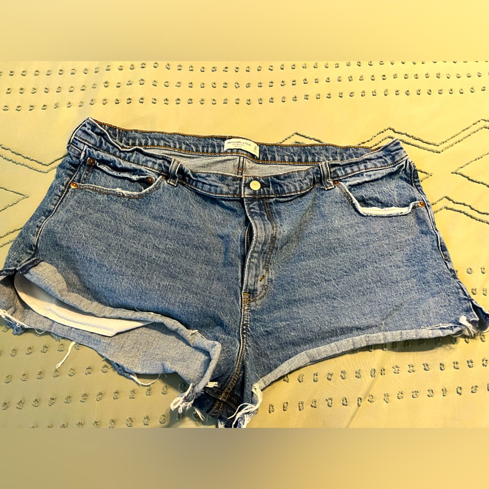 Abercrombie curve love Mom Short high rise